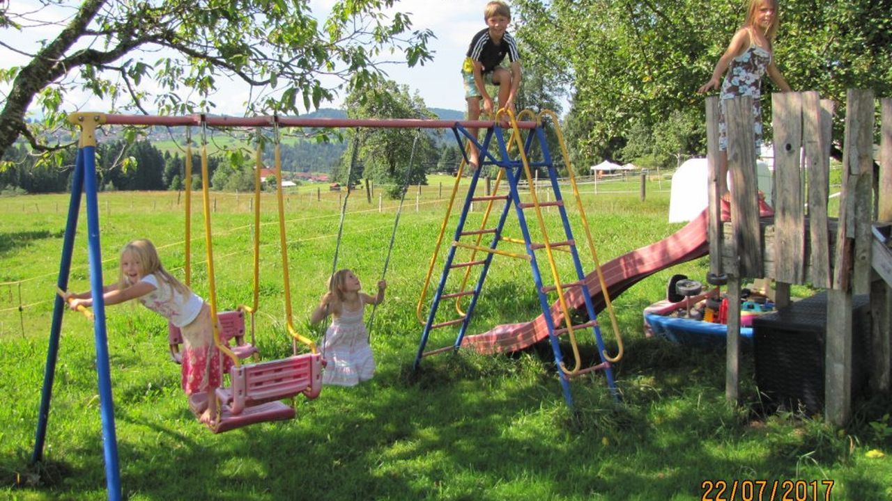 Unser Spielplatz mit viel Platz zum Spielen und Toben Unser Spielplatz mit viel Platz zum Spielen und Toben